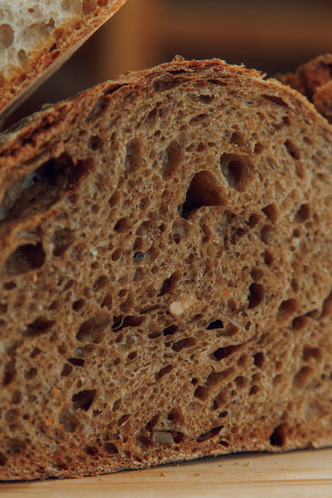 Pâine artizanală cu malț de secară, coriandru și miez de nucă