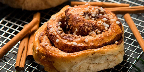 Chifle cu cardamon și miez de nucă